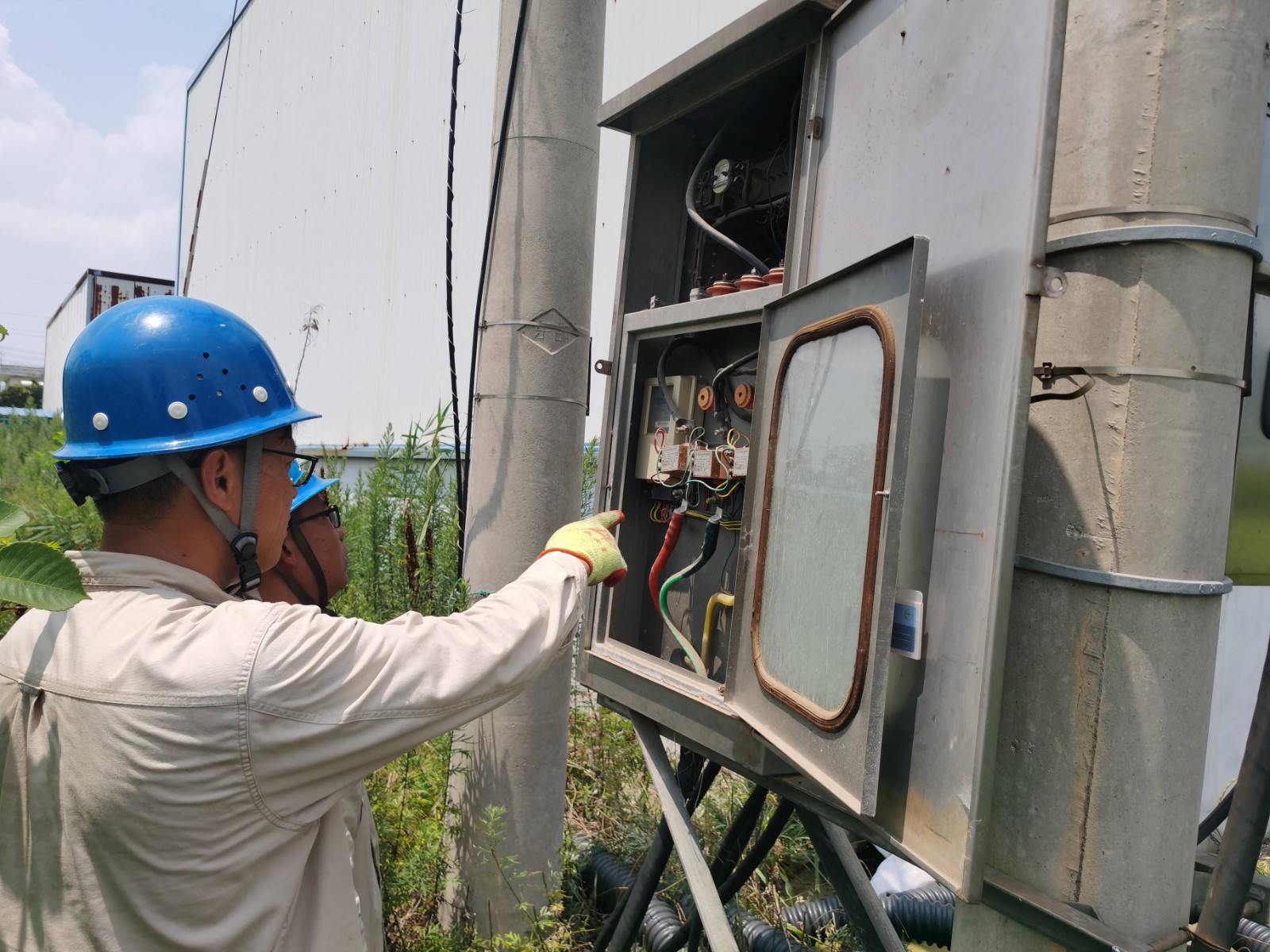 1691627618394081248.jpg 徐南供电所安全隐患排查回头望(1).jpg