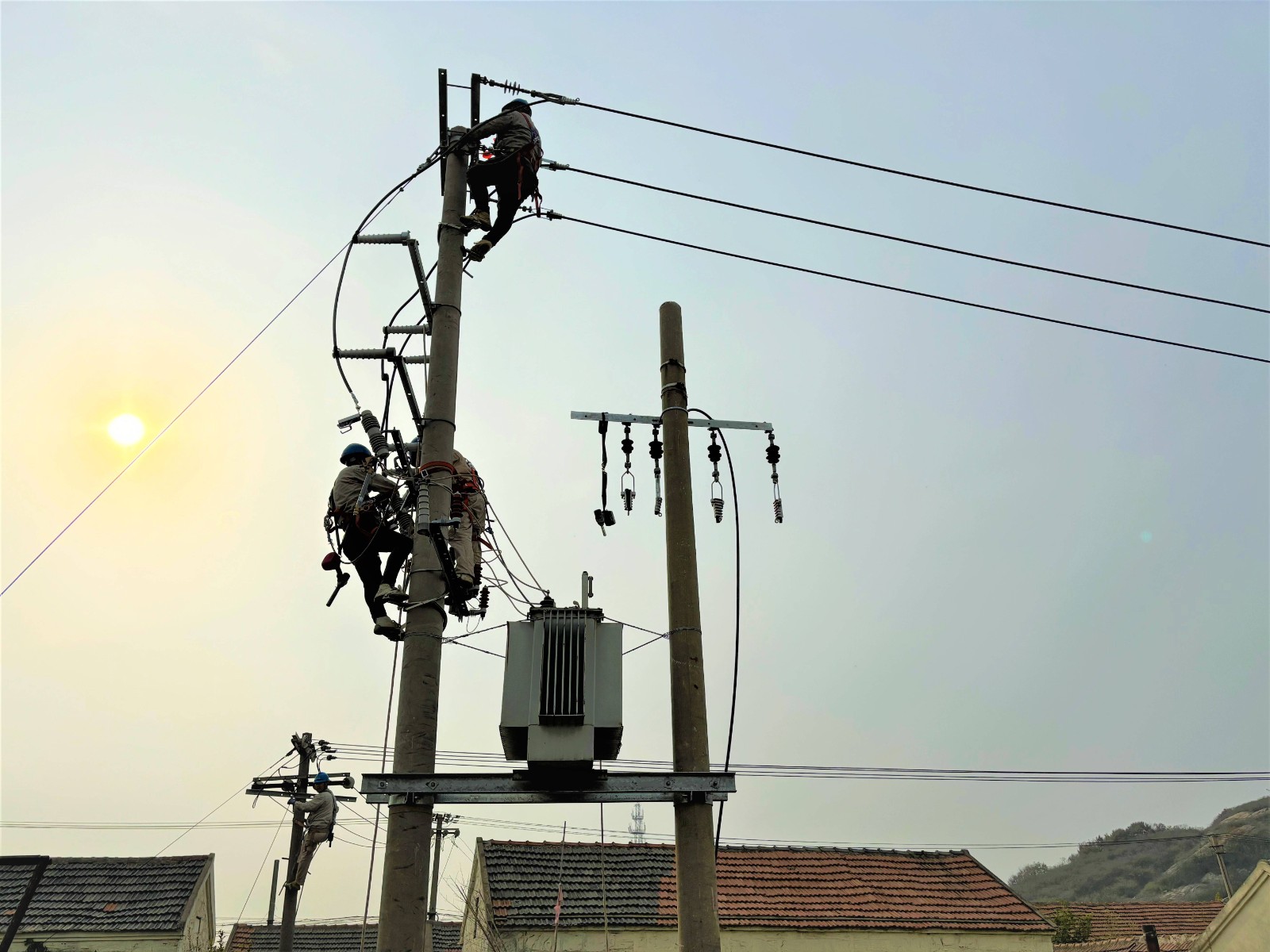 1700812631947004842.jpg 徐南供电所:配变增容改造 居民用电无忧(1).jpg
